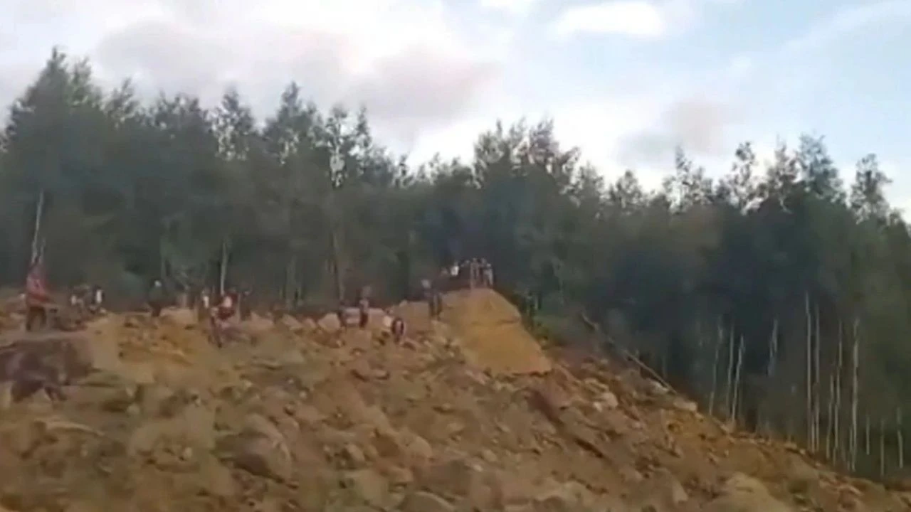 Gece yarısı felaket: Toprak kaymasıyla 100'ü aşkın kişi öldü - 1. Resim