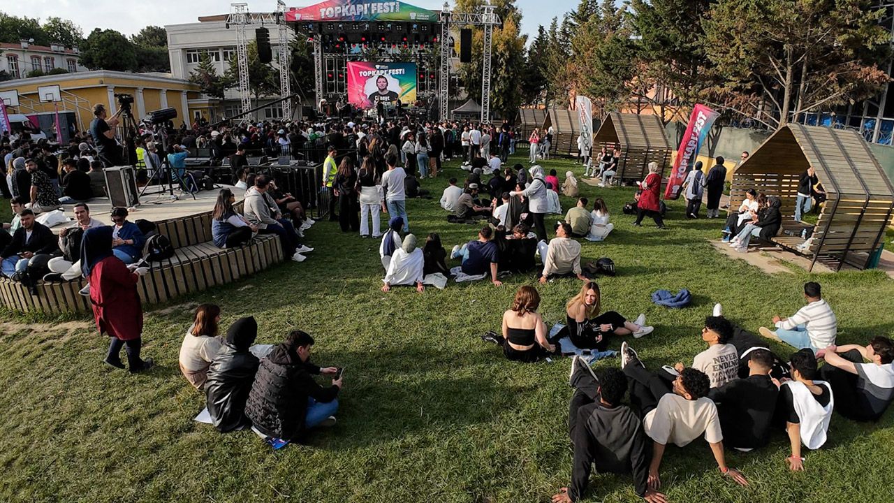 İstanbul Topkapı Üniversitesinde Rektör Sahneye Çıktı, Binlerce Öğrenci Büyük Bir Coşku Yaşadı