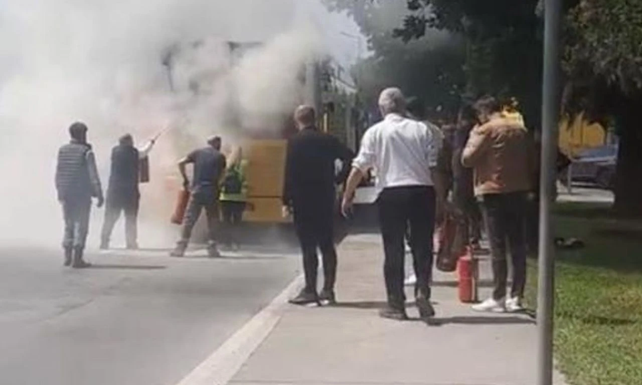 İstanbul’da hareketli dakikalar: İETT alevlere teslim oldu - 1. Resim