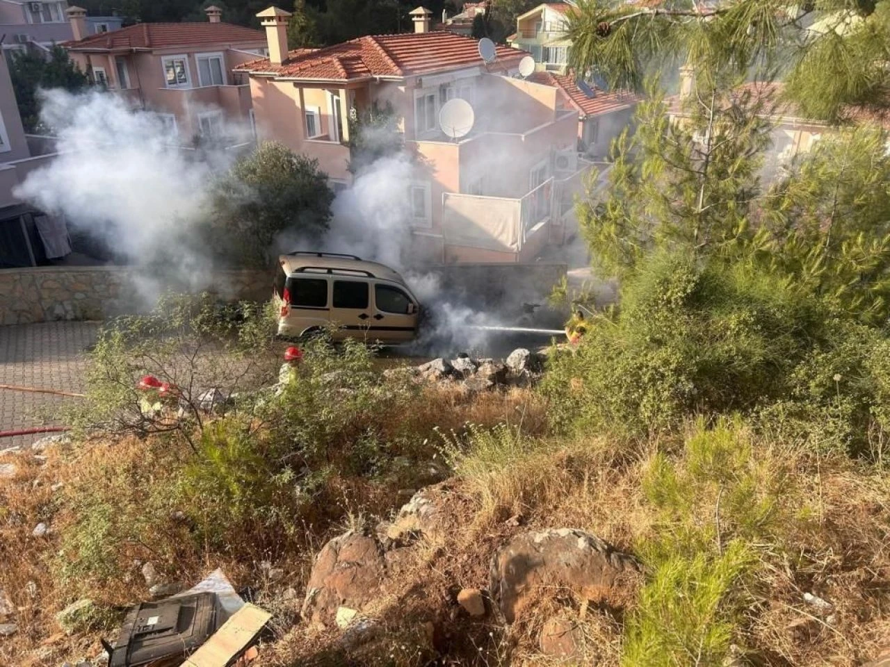 Marmaris'te eski eş dehşeti! Evi, arabaları, motorları ateşe verdi