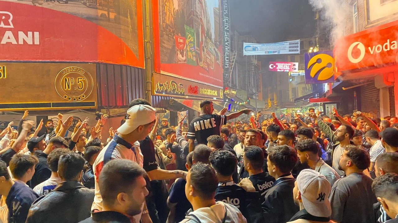 Taraftarlar kupayı alınca Beşiktaş Çarşı'ya akın ettiler - 1. Resim