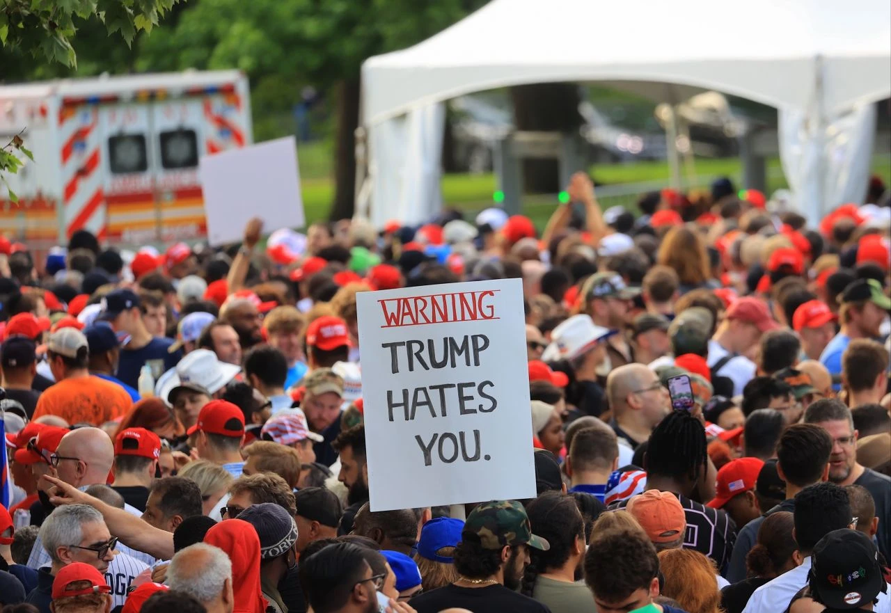 Trump mitinginde destekçileri ve muhalifleri karşı karşıya geldi