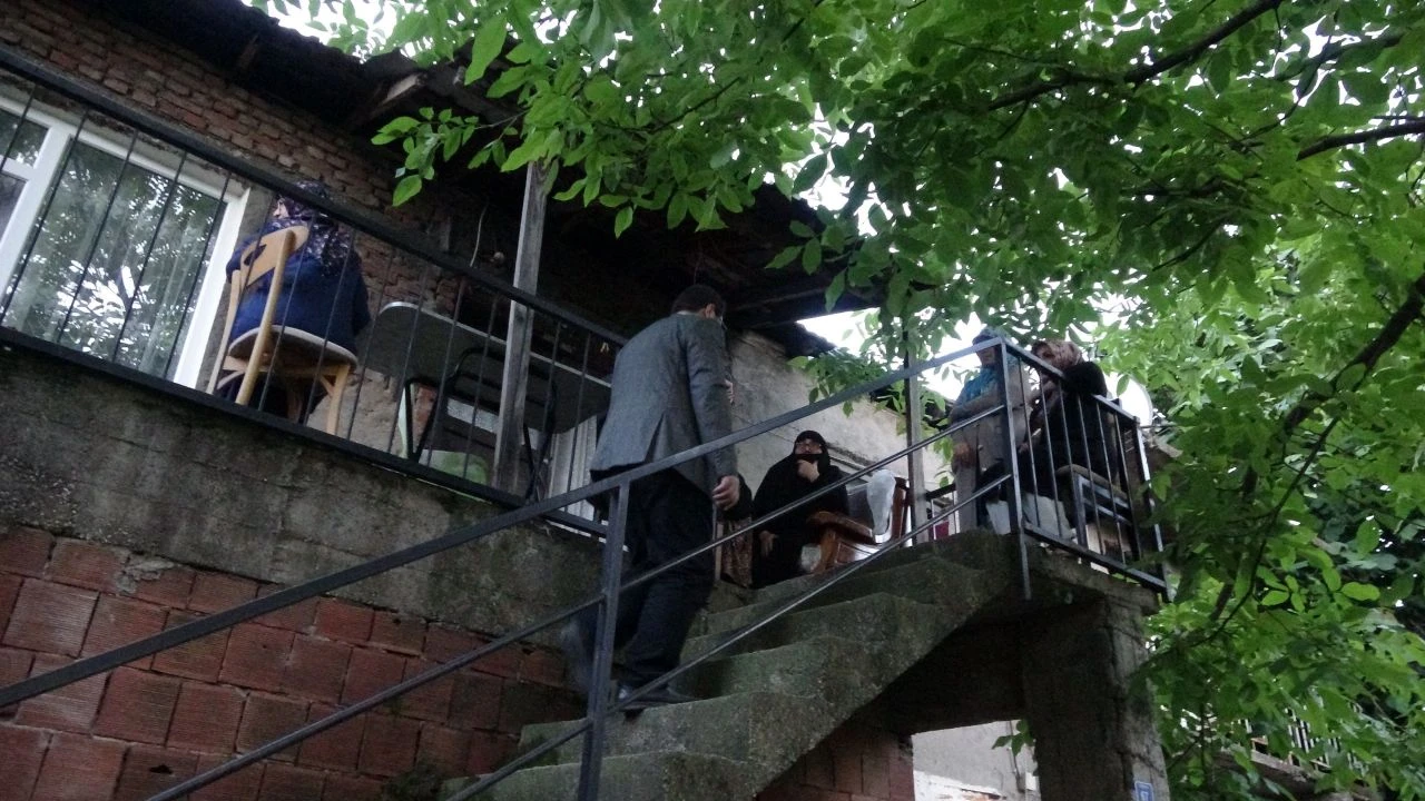 50 yıllık arsada görülmemiş olay! Davayı kaybetti yetmedi ailesinin bulunduğu ev park alanı oldu - 1. Resim