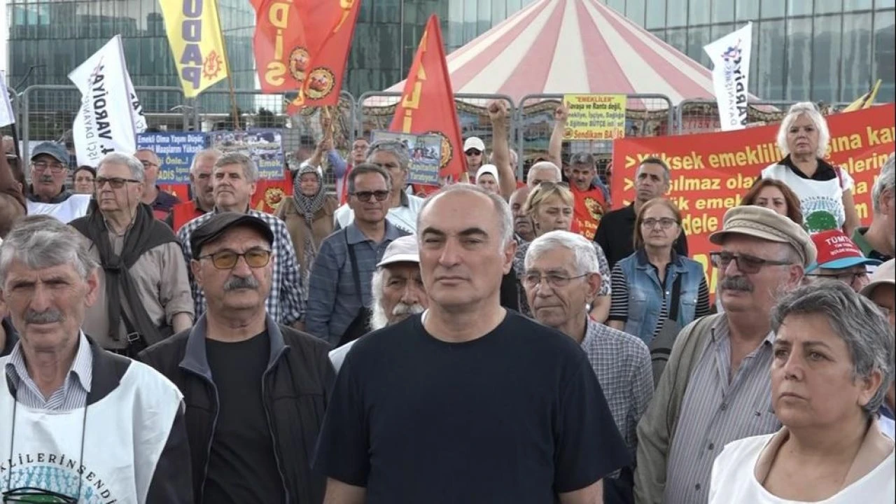 Bursa'da miting yapan emeklilerden hükümete çağrı: Maaşlarımız en düşük memur maaşına eşitlensin - 3. Resim