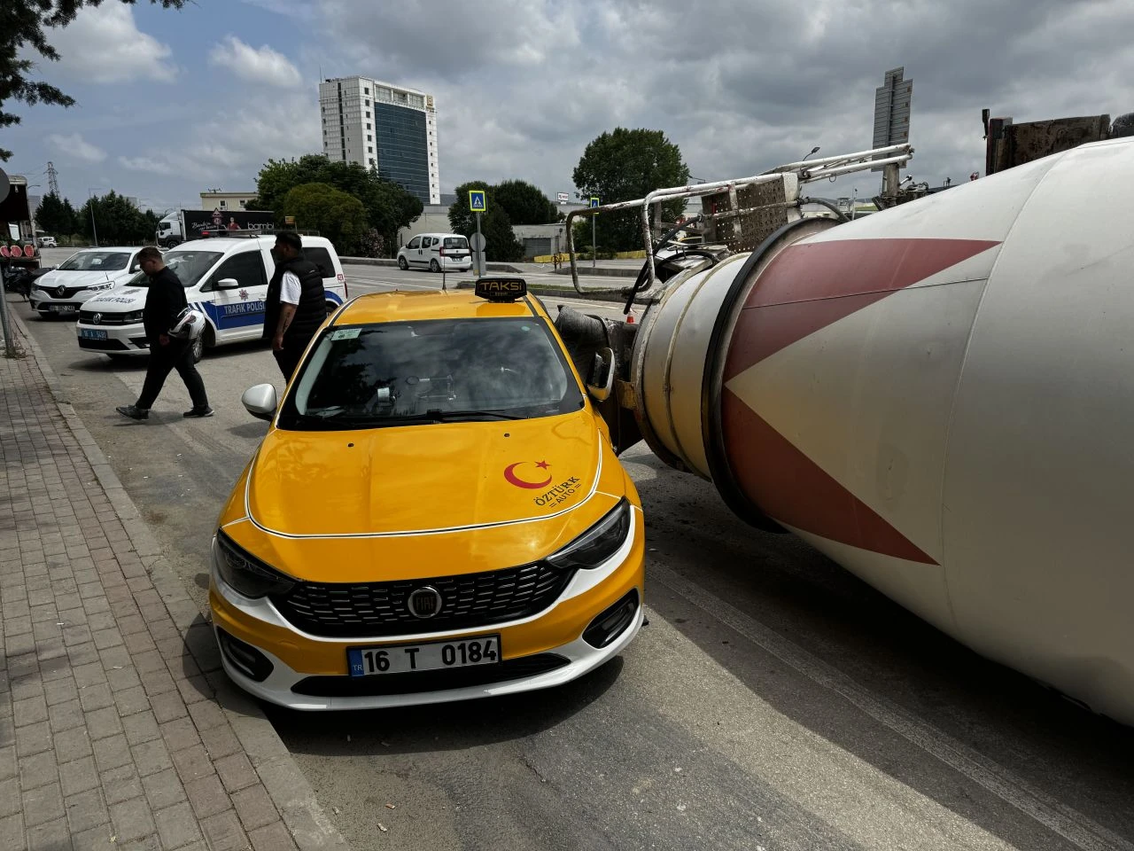 Bursa'da yürekleri ağza getiren kaza! Taksici son anda canını kurtardı