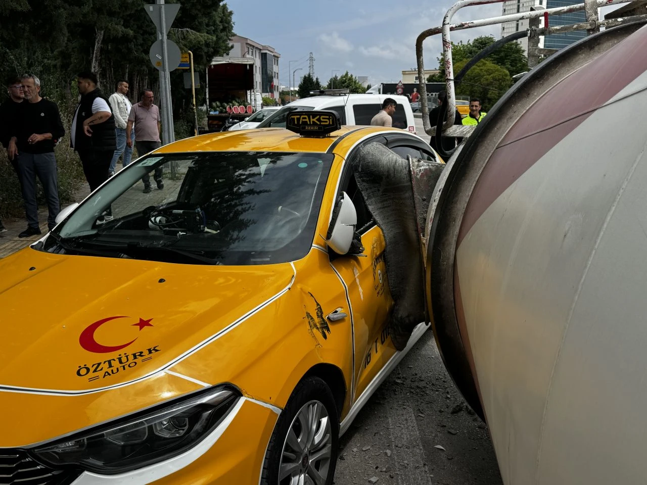 Bursa'da yürekleri ağza getiren kaza! Taksici son anda canını kurtardı