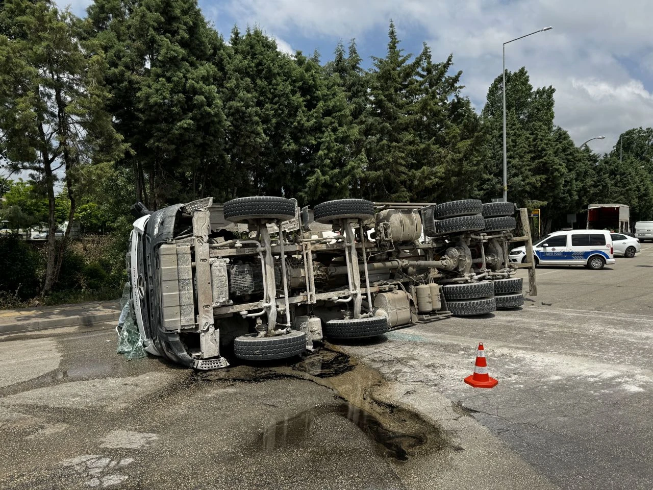 Bursa'da yürekleri ağza getiren kaza! Taksici son anda canını kurtardı