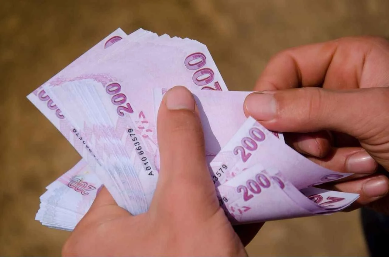 Emekli maaşı ve bayram ikramiyeleri için tarih değişiyor! Bakan Işıkhan’dan ödeme takvimi açıklaması geldi