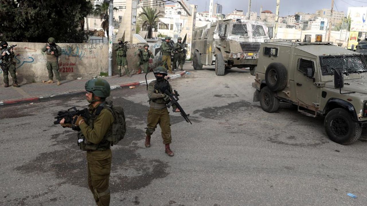 İsrail askerleri 6 Filistinliyi gözaltına aldı