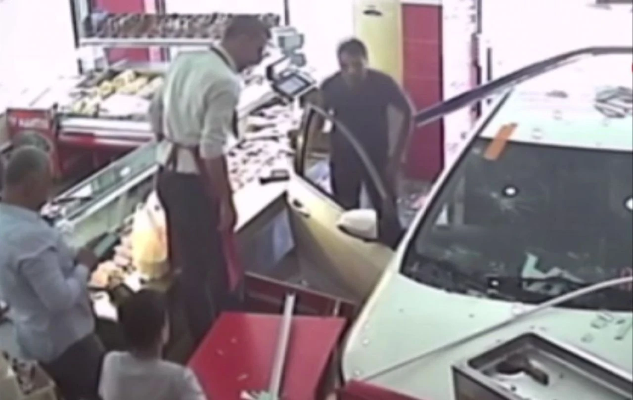 Otomobil markete daldı: O anlar kamerada