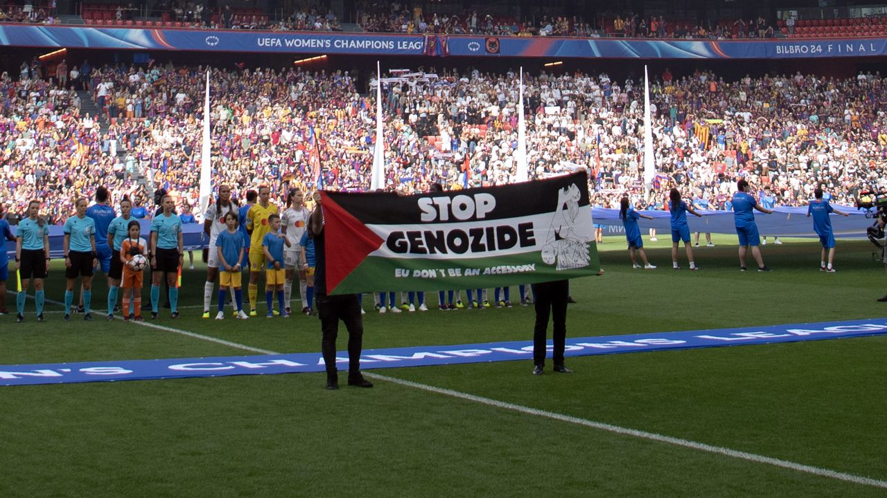 UEFA Şampiyonlar Ligi finalinde &quot;Soykırımı durdurun&quot; pankartı açıldı