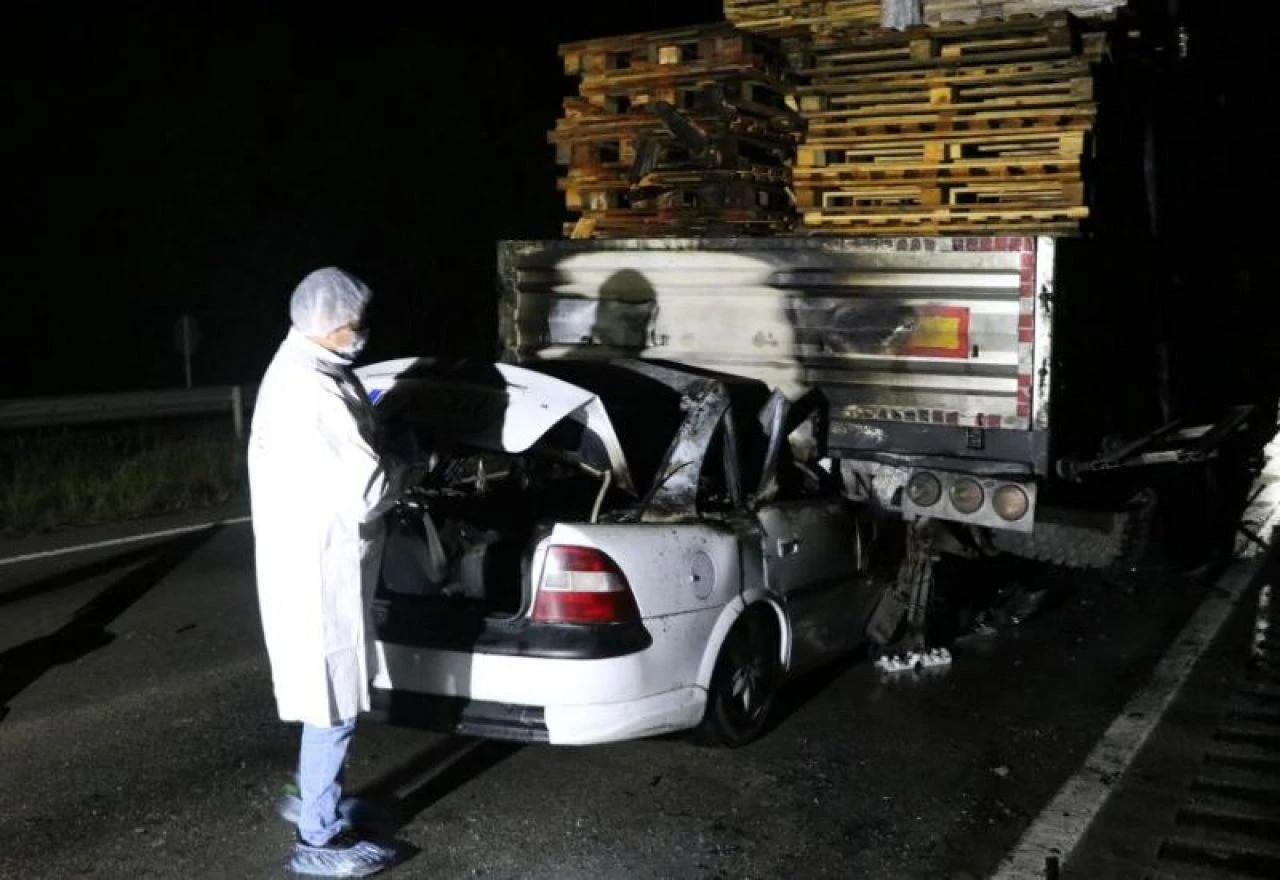 Amasya’da feci kaza! tıra saplanan otomobil alev aldı: 1 ölü! - 1. Resim