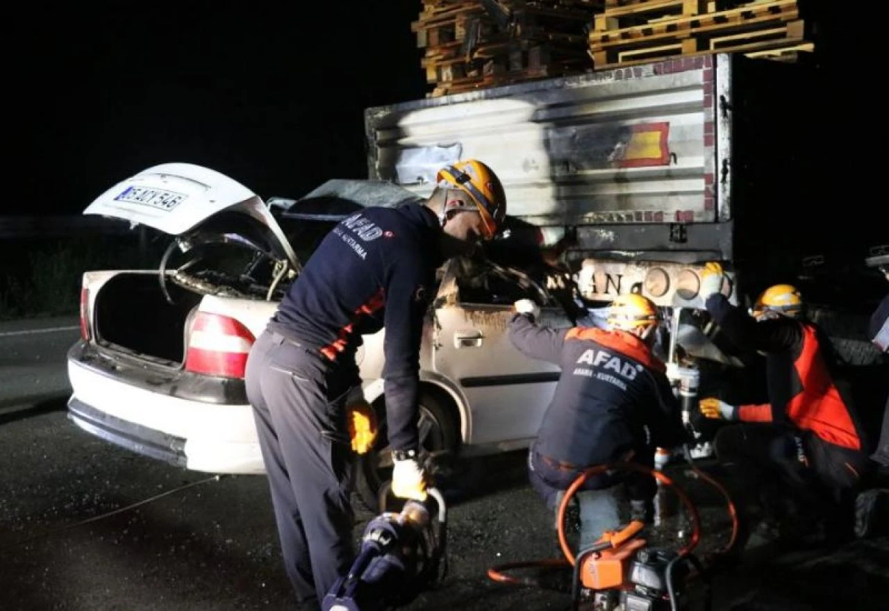 Amasya’da feci kaza! tıra saplanan otomobil alev aldı: 1 ölü! - 2. Resim