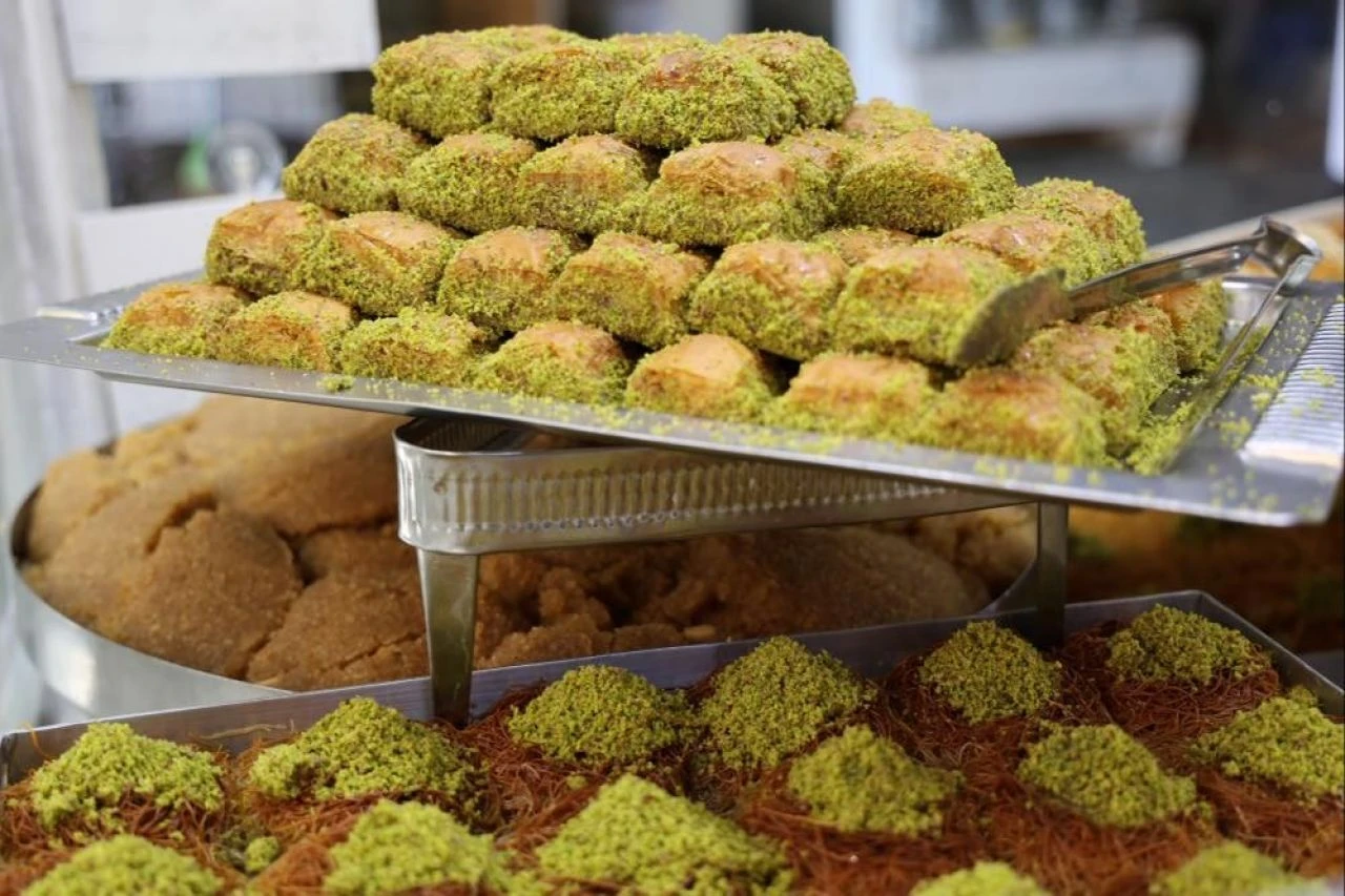 Bu lezzet başka yerde yok! 7 metrekarelik dükkanda 100 yıllık tatlı durağı...