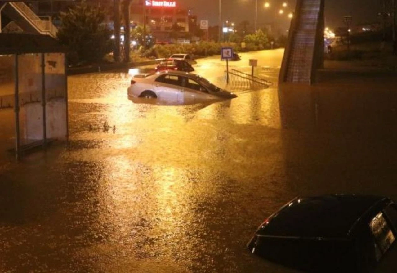 Caddeler göle döndü! Hatay’da araçlar su içinde kayboldu - 1. Resim