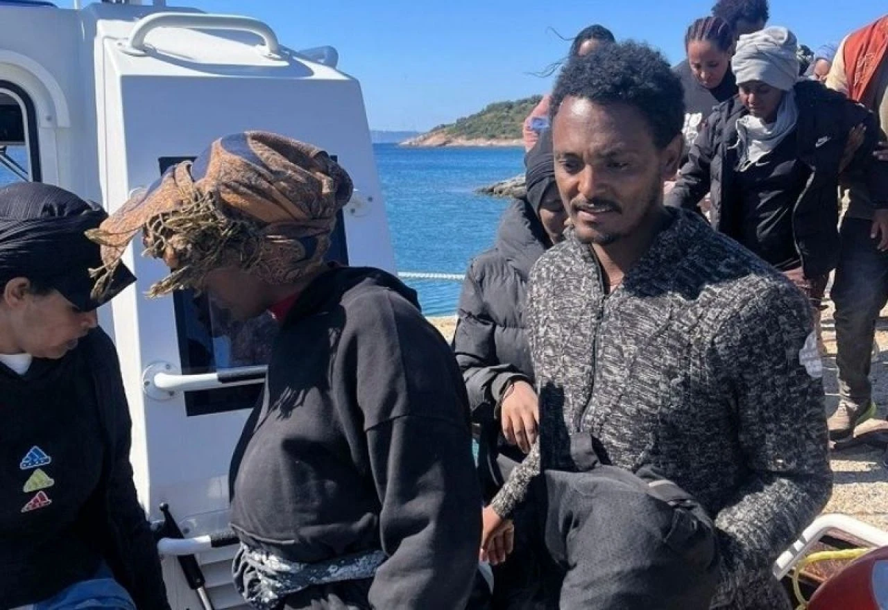 Denizde can pazarı! Ölüme itilen 75 göçmen kurtarıldı - 1. Resim