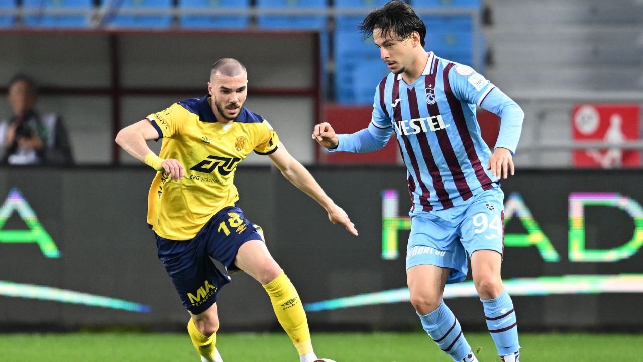 Enis Destan hattrick yaptığı maçta Trabzonspor&#039;a 3 puanı getirirken Ankaragücü küme düştü