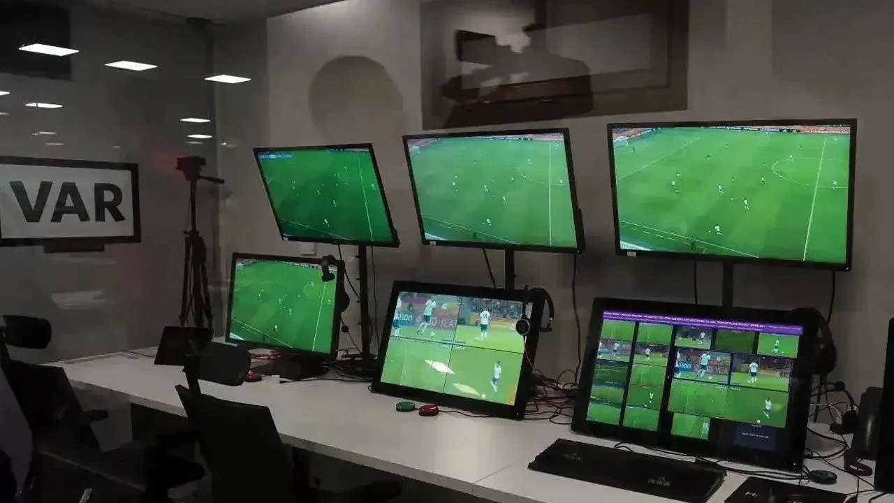 Fenerbahçe İstanbulspor karşılaşmasının VAR hakemi İtalyan Marco Di Bello karnesi