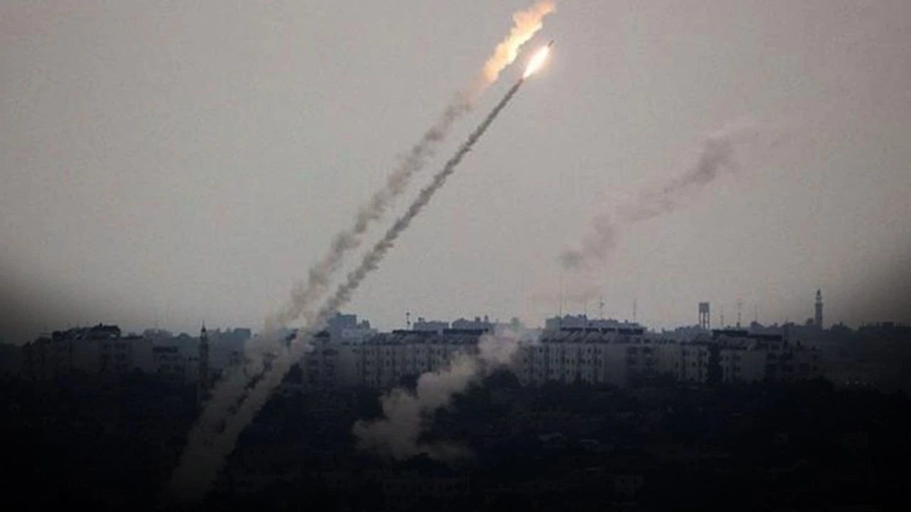 Hamas, Tel Aviv'e bir dize füze fırlattı: Bir ev hedef oldu - 1. Resim