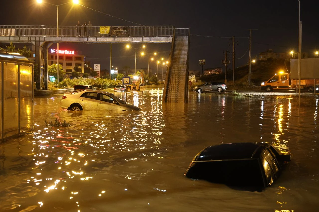 Hatay'da caddeler göle döndü: Otomobiller suya gömüldü