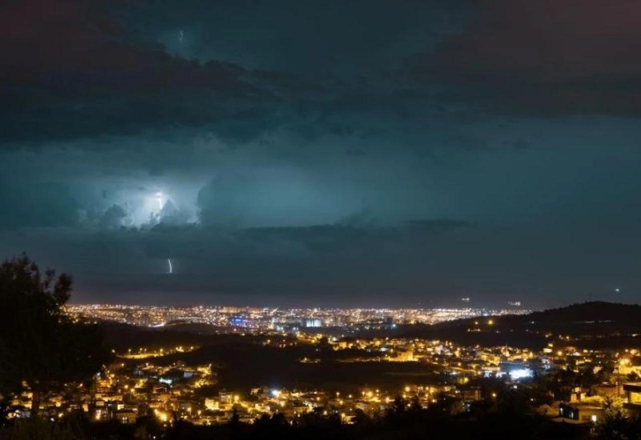 İskenderun Körfezi'nde kartpostallık şimşek fırtınası! - 1. Resim