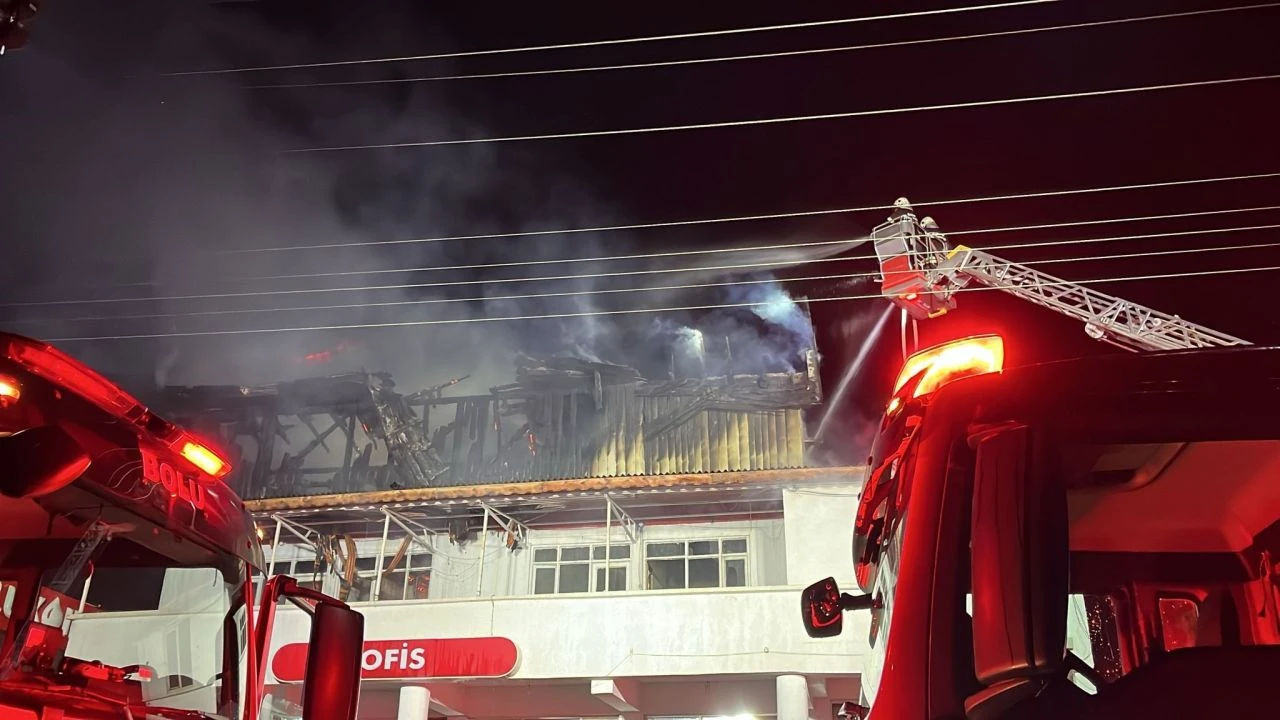 Akaryakıt istasyonunda faciadan dönüldü: Yangın bir anda sardı - 1. Resim