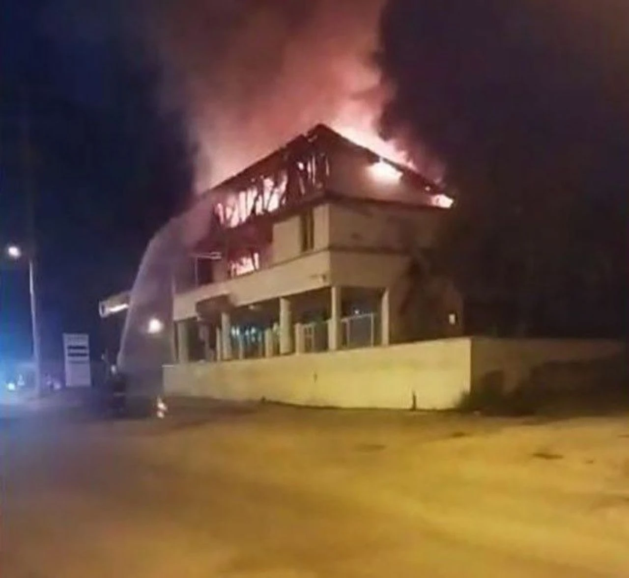 Akaryakıt istasyonunda faciadan dönüldü: Yangın bir anda sardı - 2. Resim