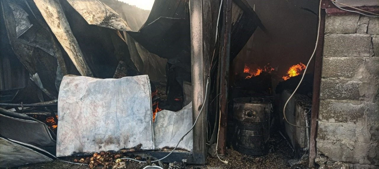 Depremzedelerin yaşadığı konteynerler kül oldu - 1. Resim