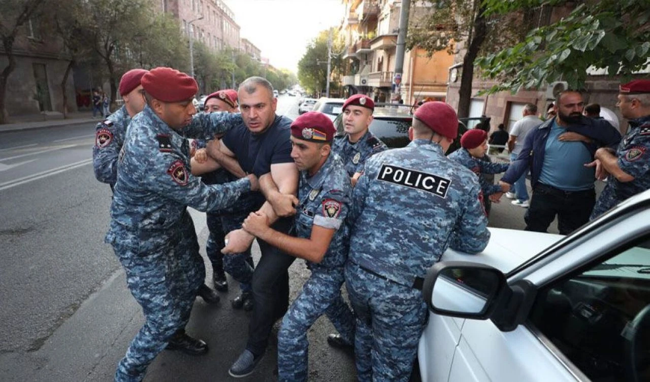 Erivan sokaklarında Paşinyan karşıtı sloganlar yeniden yankılandı: Yüzlerce kişi gözaltına alındı - 2. Resim