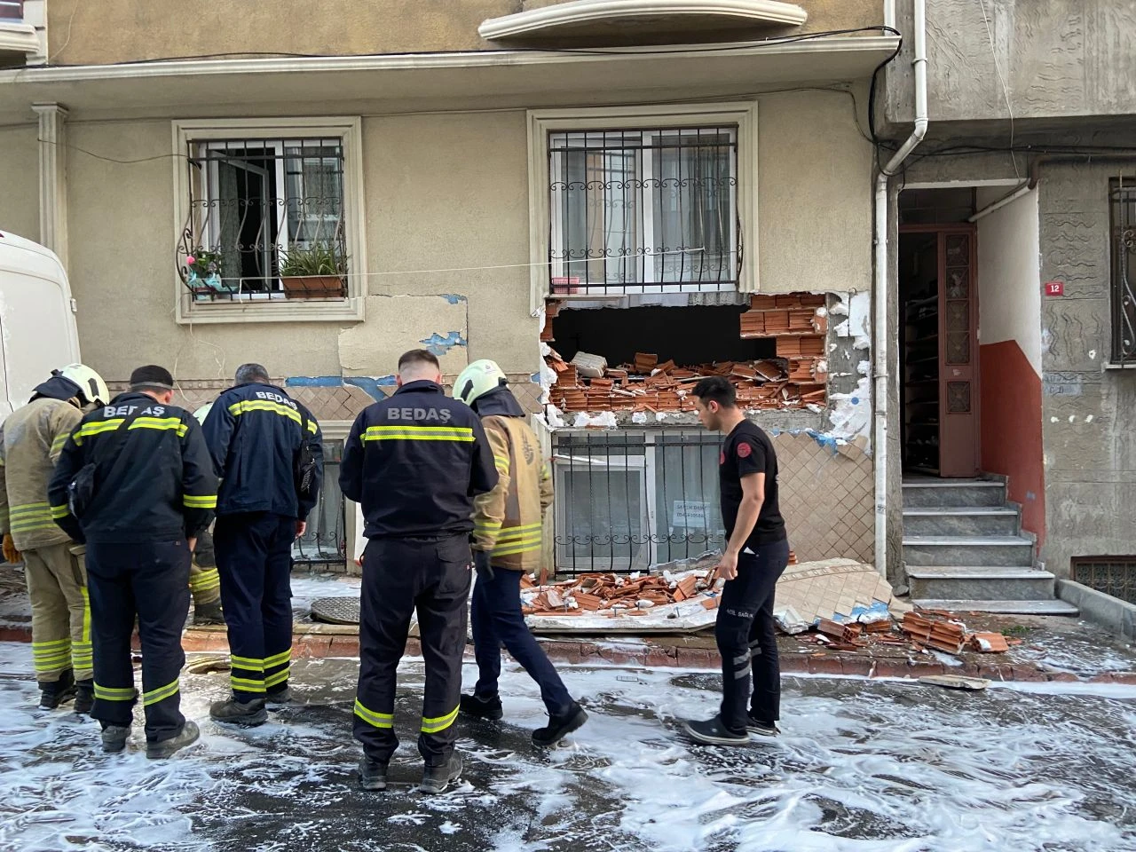 Esenler'de rögar patladı, evin duvarını yıktı