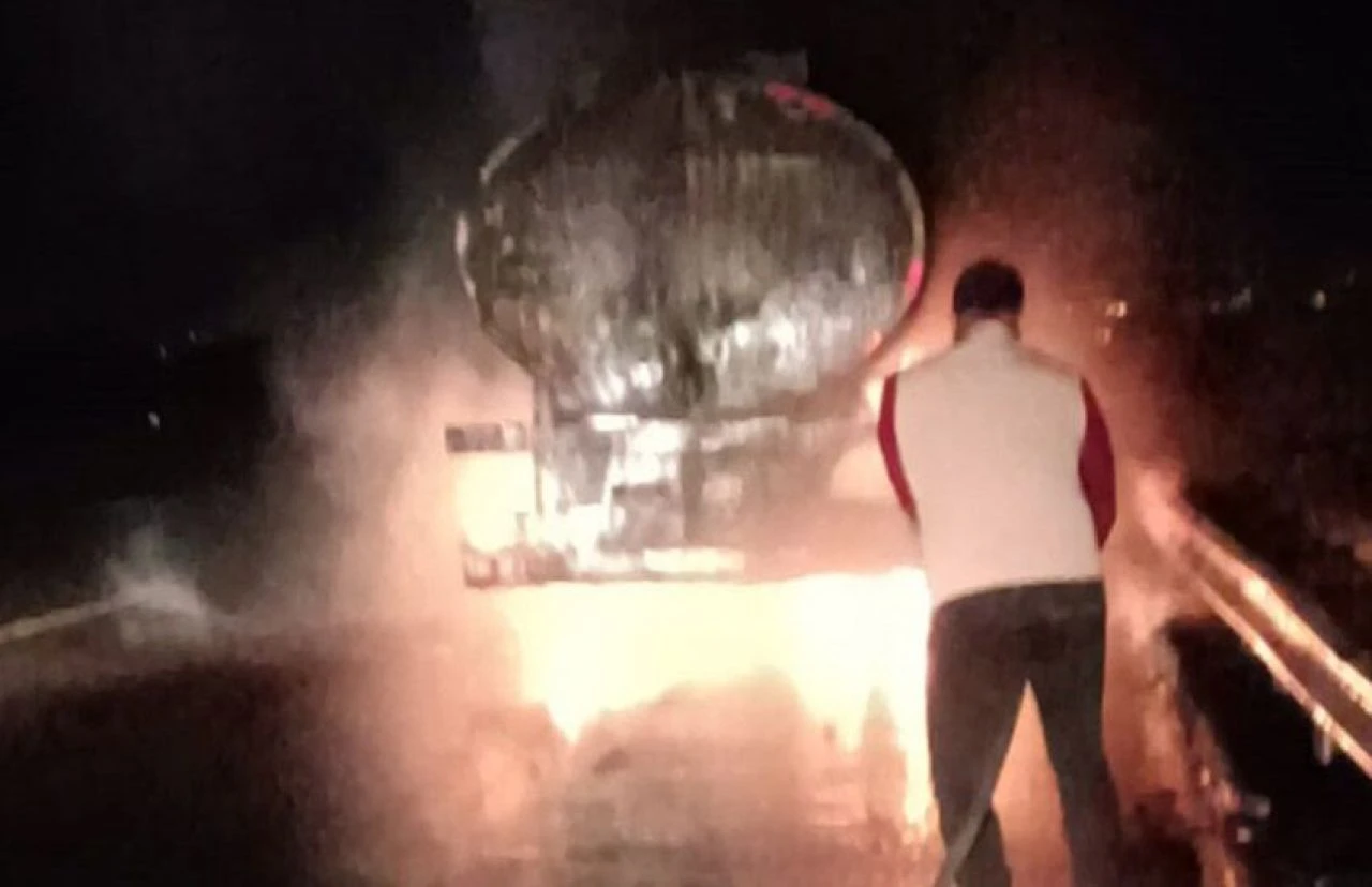 Fuel oil yüklü tanker seyir halindeyken alev aldı - 1. Resim