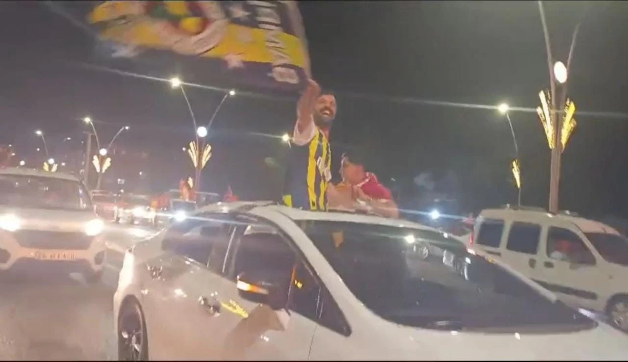 Galatasaray'ın şampiyonluk kutlamalarına Fenerbahçeliler katıldı, ilginç görüntüler ortaya çıktı - 2. Resim