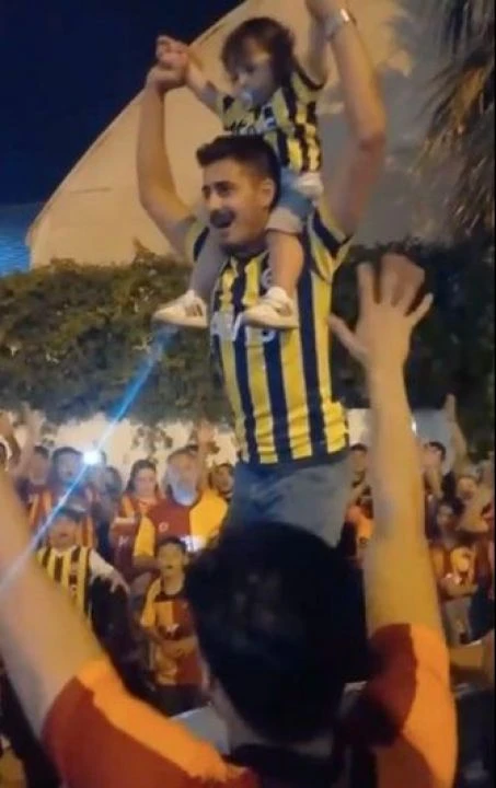 Galatasaray'ın şampiyonluk kutlamalarına Fenerbahçeliler katıldı, ilginç görüntüler ortaya çıktı - 3. Resim