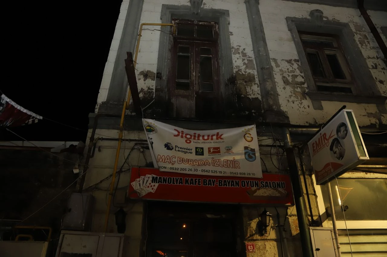 Galatasaraylı taraftar eğlenirken bir anda kafenin balkonu çöktü - 2. Resim
