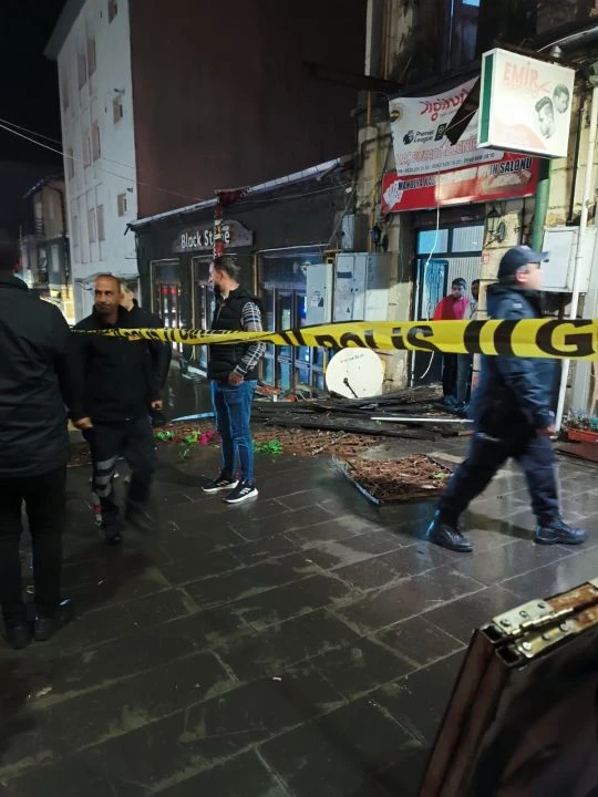 Galatasaraylı taraftar eğlenirken bir anda kafenin balkonu çöktü - 3. Resim