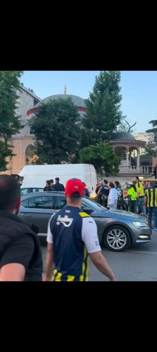 Galatasaraylı taraftarlar Fenerbahçelilerin saldırısına uğradı - 1. Resim