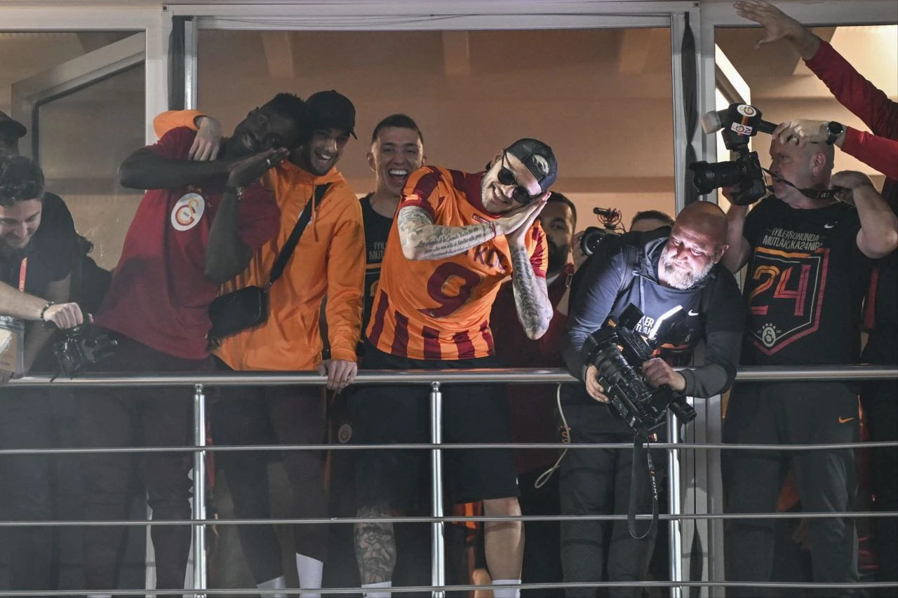 Icardi, Ali Koç yazılı formayla taraftarın karşısına çıktı