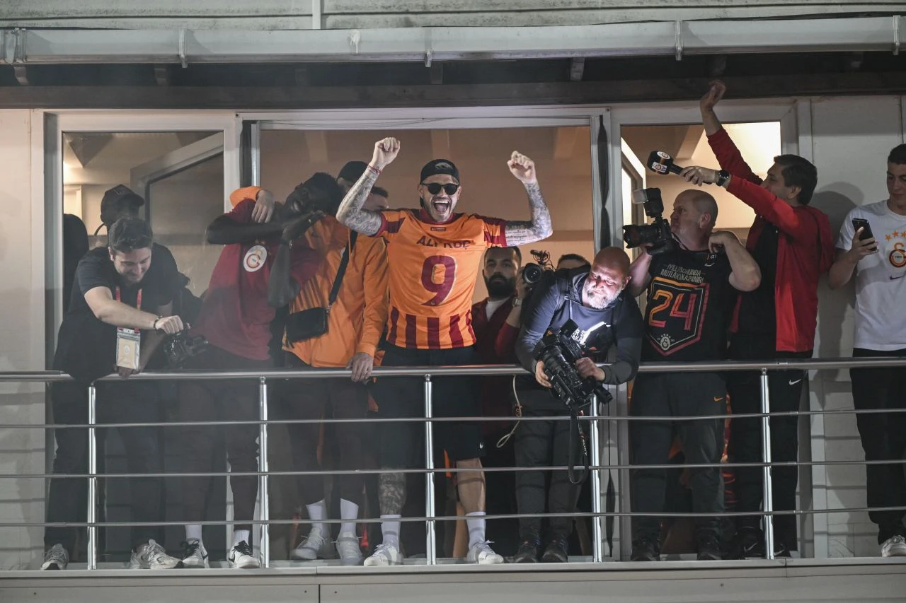 Icardi, Ali Koç yazılı formayla taraftarın karşısına çıktı