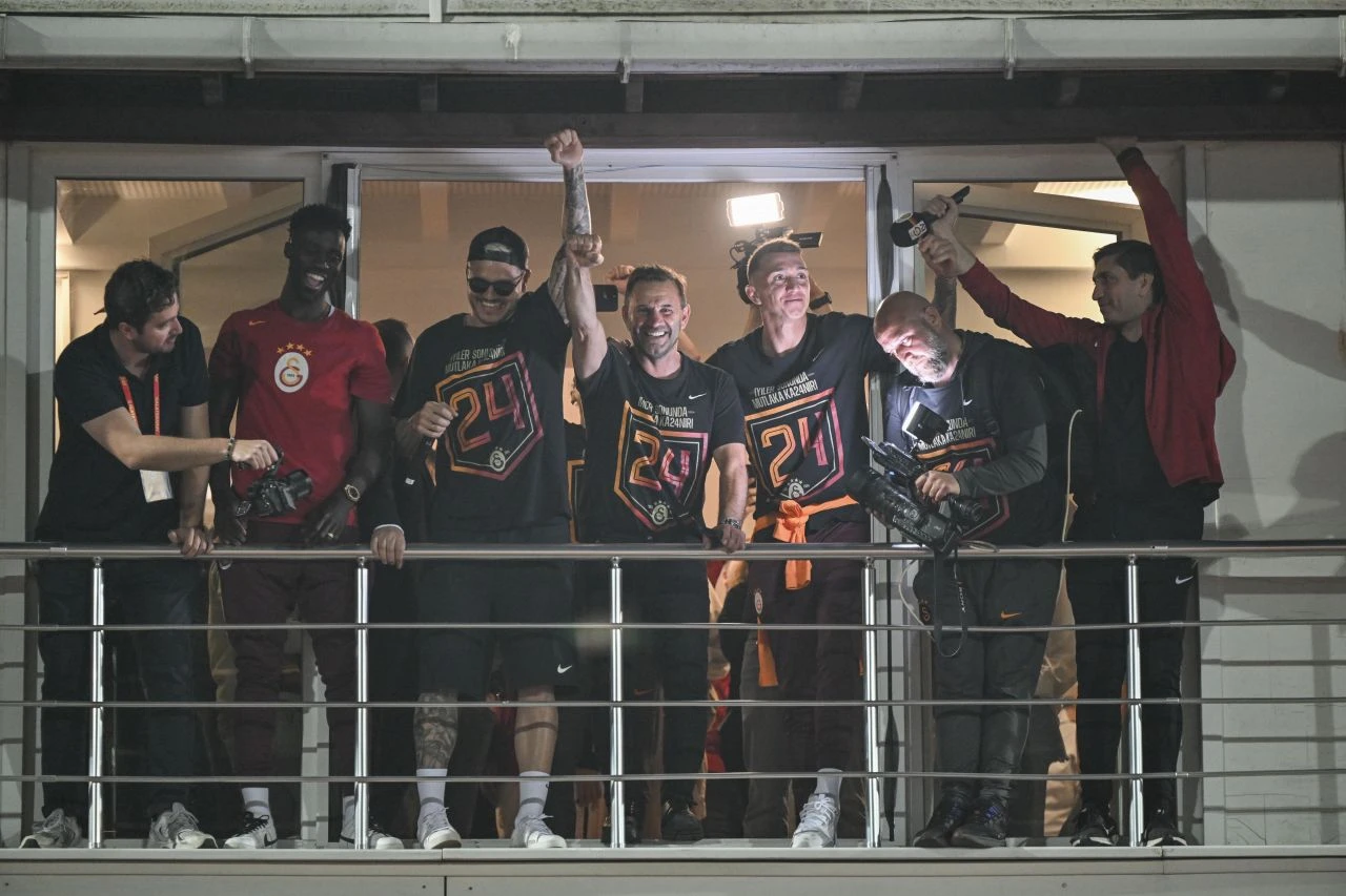 Icardi, Ali Koç yazılı formayla taraftarın karşısına çıktı