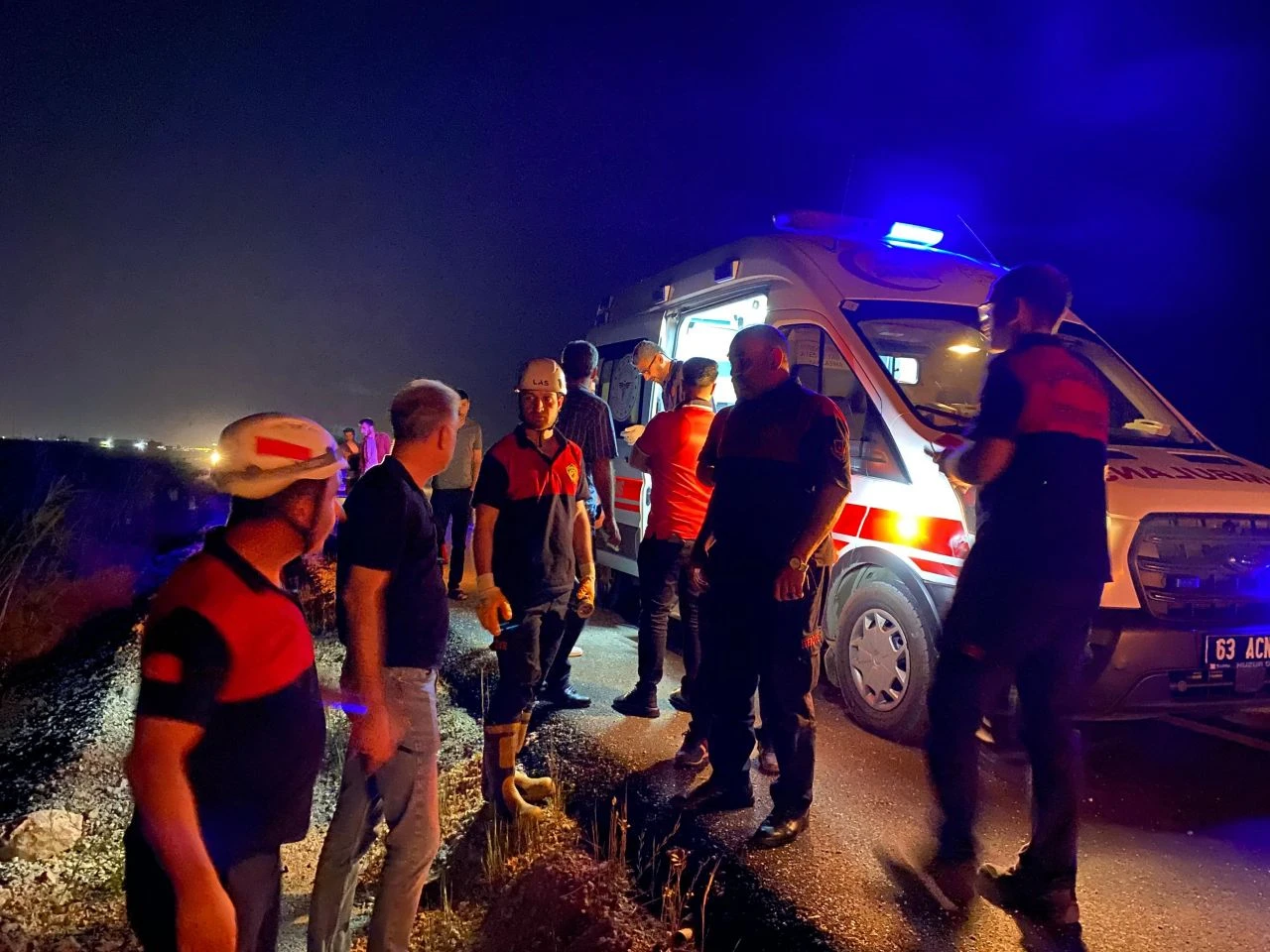 Otomobil tahliye kanalına uçtu, yaralılar var - 1. Resim