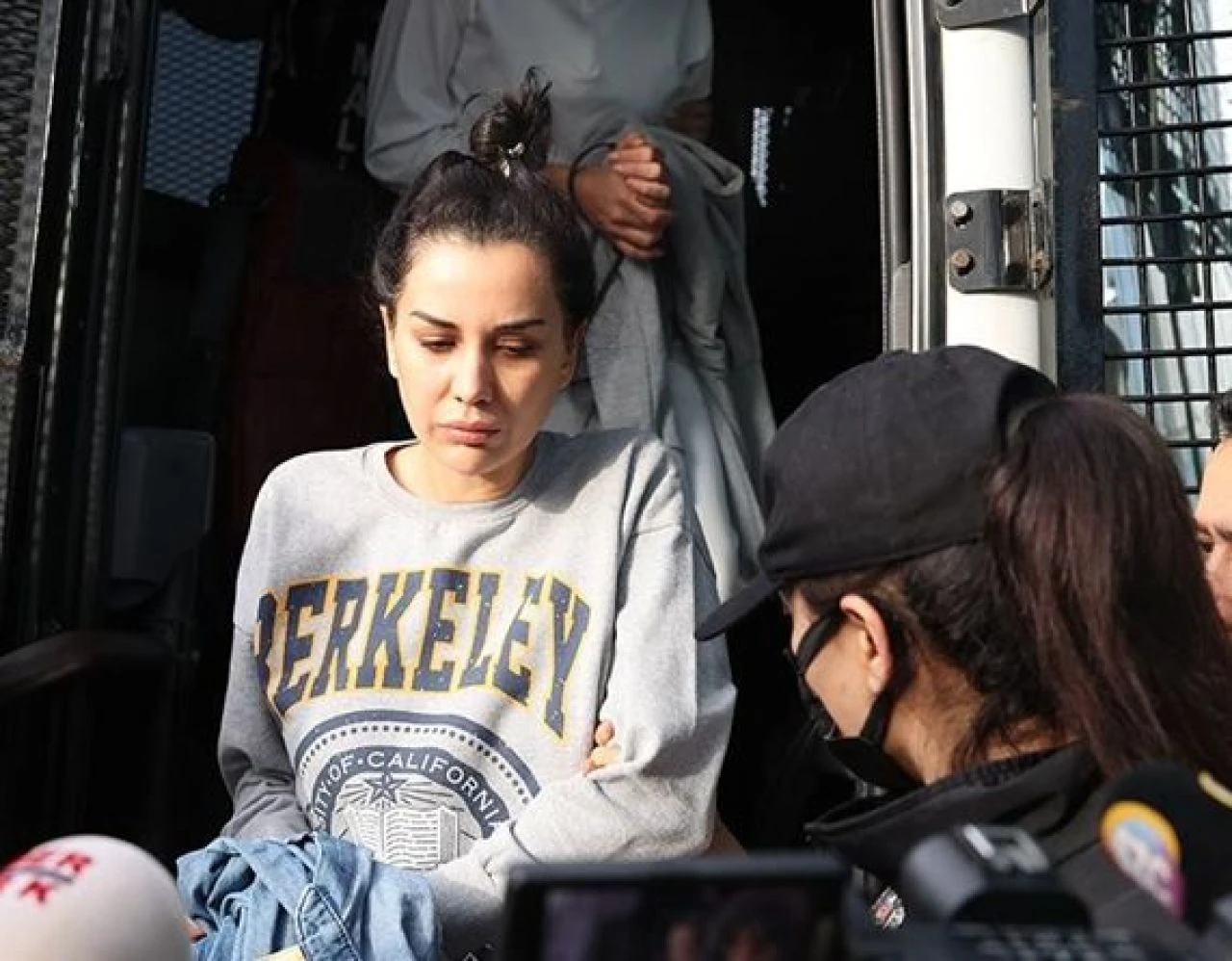 Polat çiftinin 'komşu kavgası' davasında ara karar açıklandı! Dilan Polat mahkeme çıkışı Engin Polat'a böyle seslendi