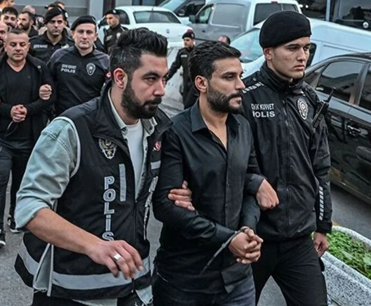 Polat çiftinin 'komşu kavgası' davasında ara karar açıklandı! Dilan Polat mahkeme çıkışı Engin Polat'a böyle seslendi