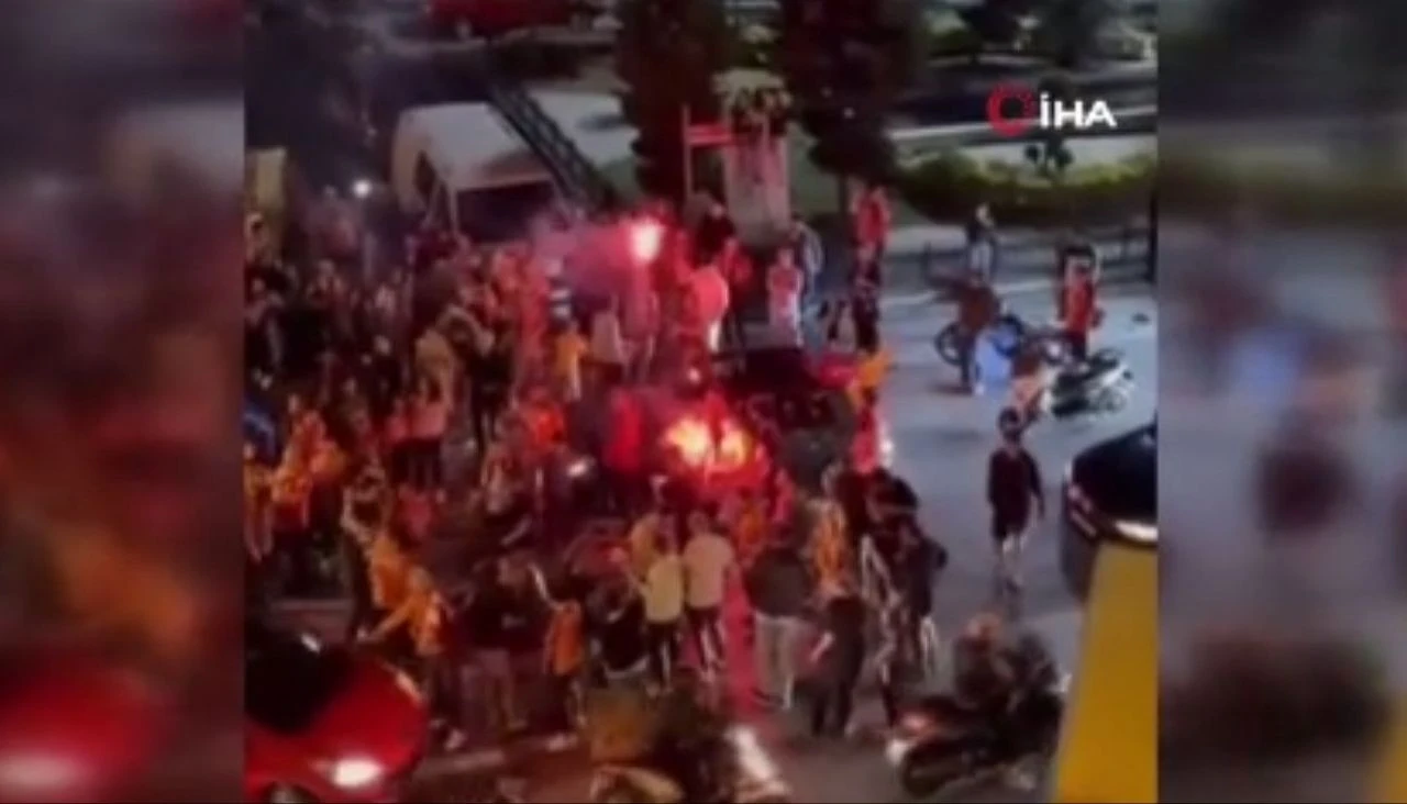 Şampiyonluk kutlamalarına gölge düşürdü! Taraftarlara çarpıp kaçtı - 2. Resim