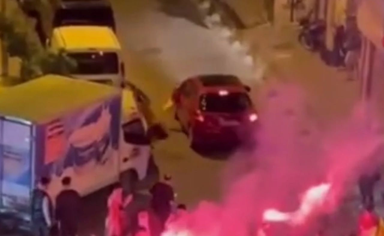 Şampiyonluk kutlamalarına gölge düşürdü! Taraftarlara çarpıp kaçtı - 1. Resim