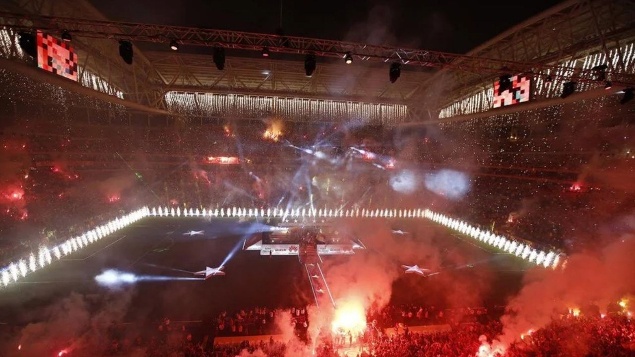 Şampiyonluk kutlamasında Galatasaray taraftarlarından TFF Başkanı Mehmet Büyükekşi&#039;ye protesto!