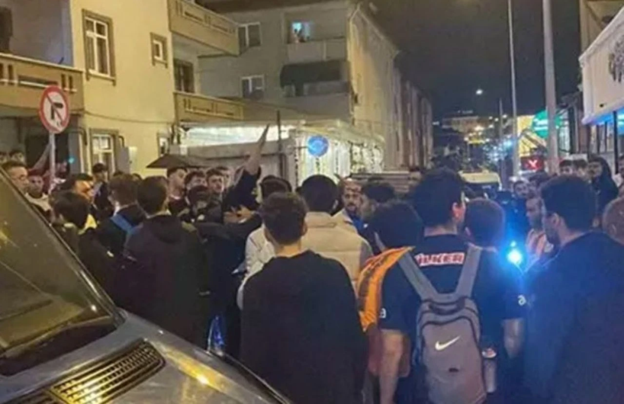 Şampiyonluk kutlamasında ortalık karıştı, Galatasaray formasını yaktılar