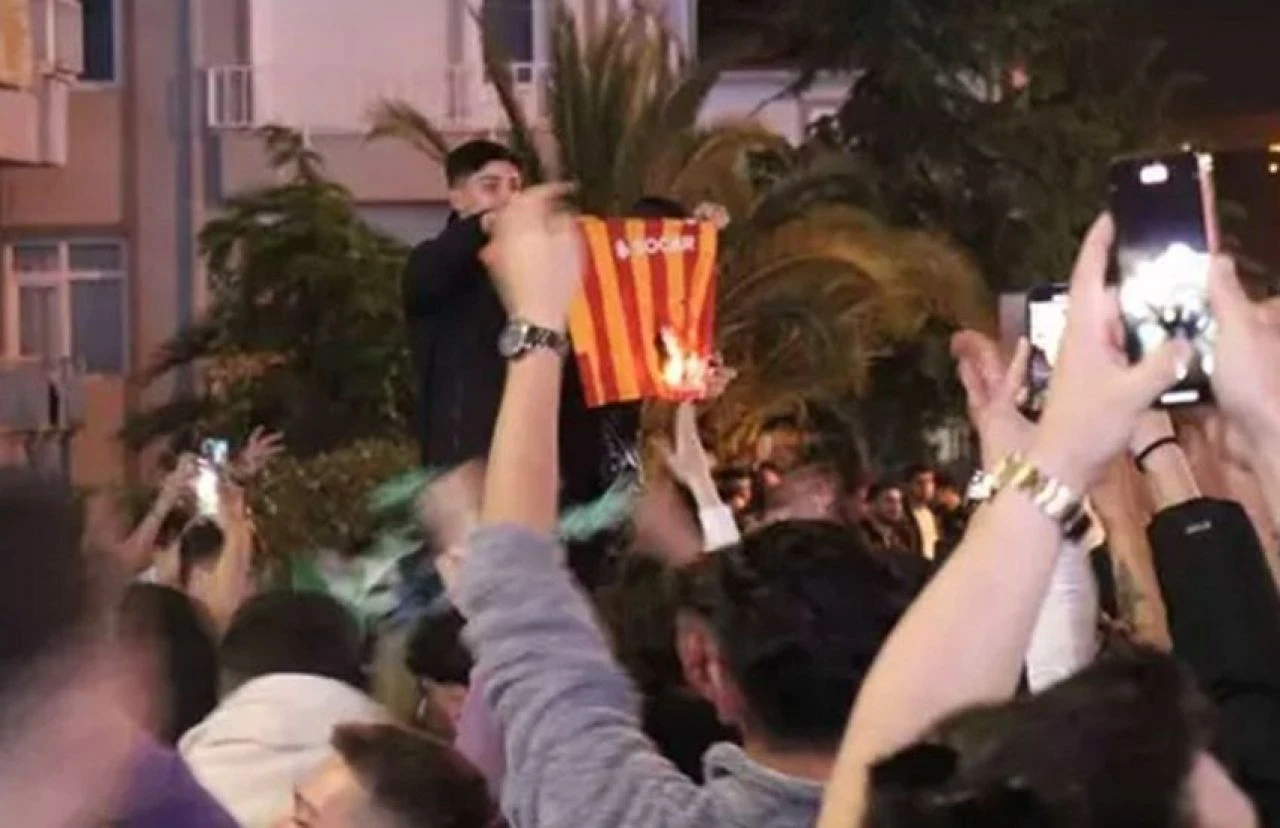 Şampiyonluk kutlamasında ortalık karıştı, Galatasaray formasını yaktılar