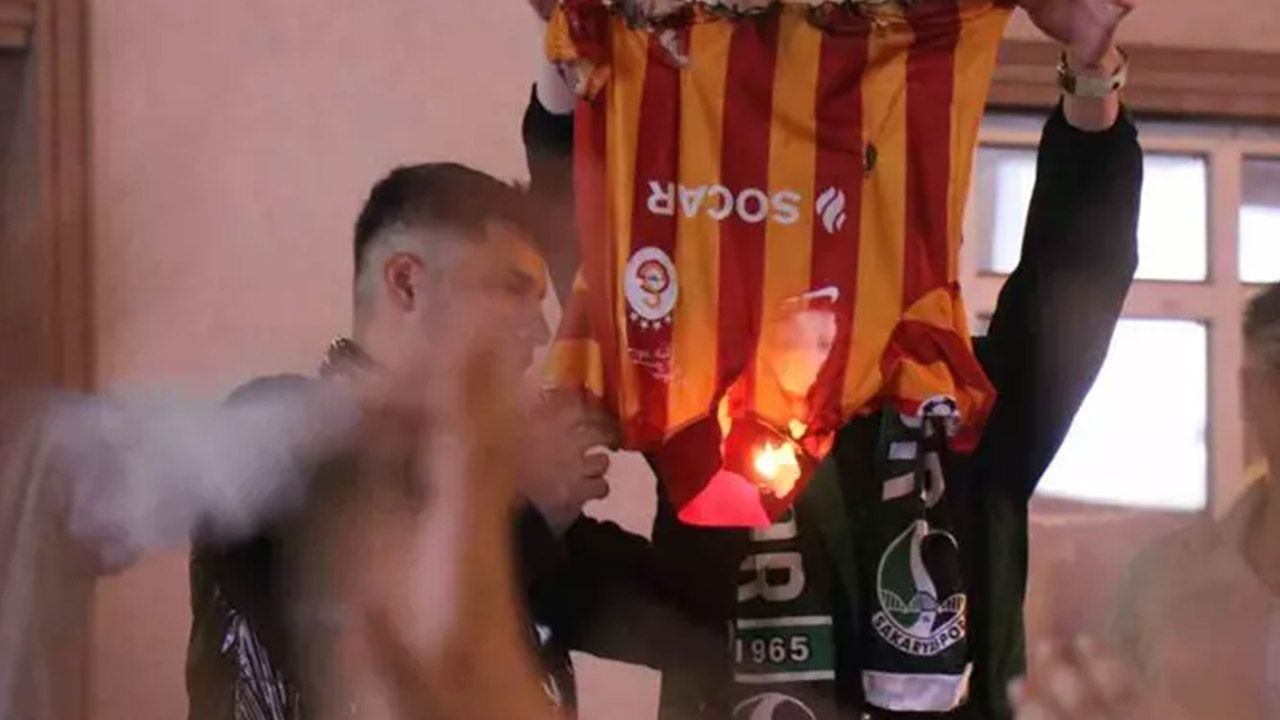 Şampiyonluk kutlamasında ortalık karıştı, Galatasaray formasını yaktılar