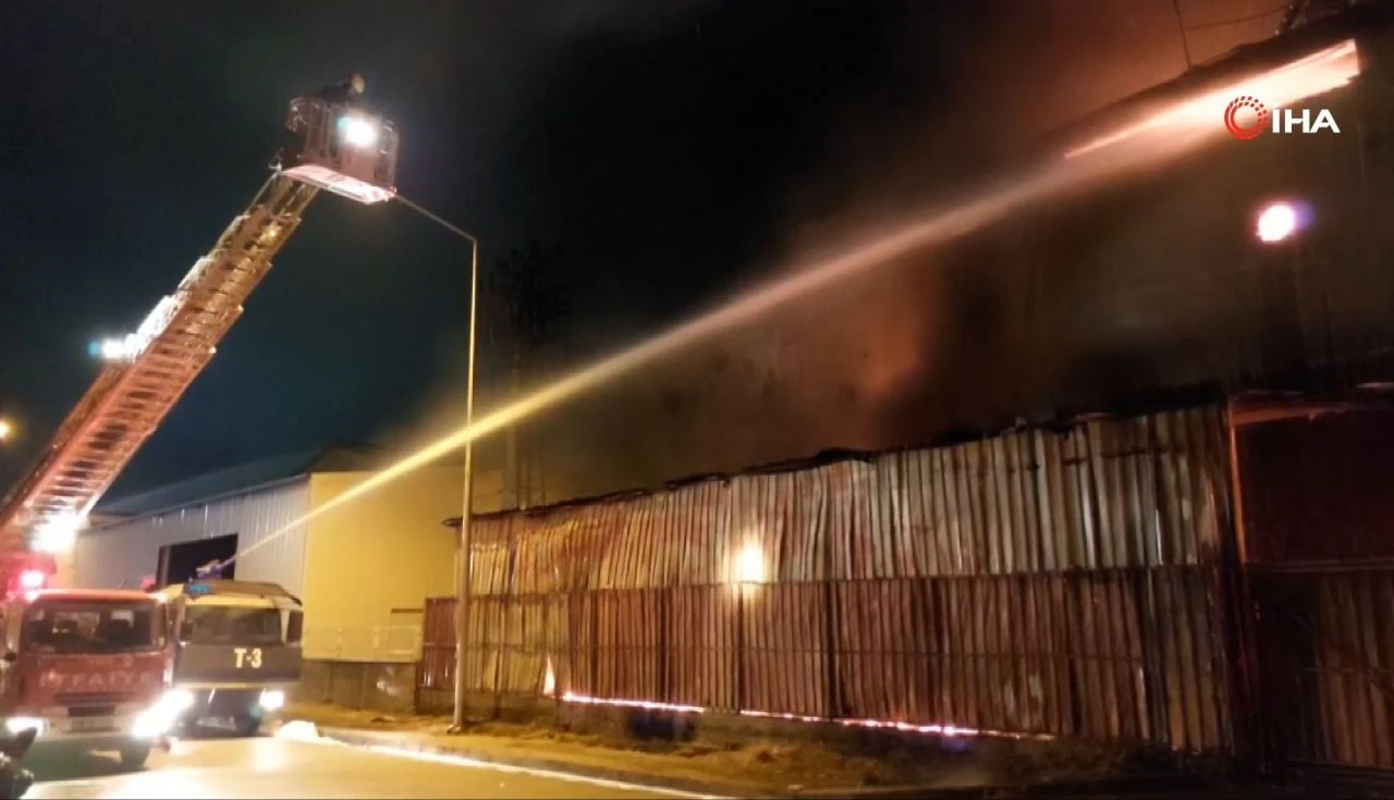 Samsun'da fabrika yangını! Yatak ve koltuklar kül oldu - 2. Resim