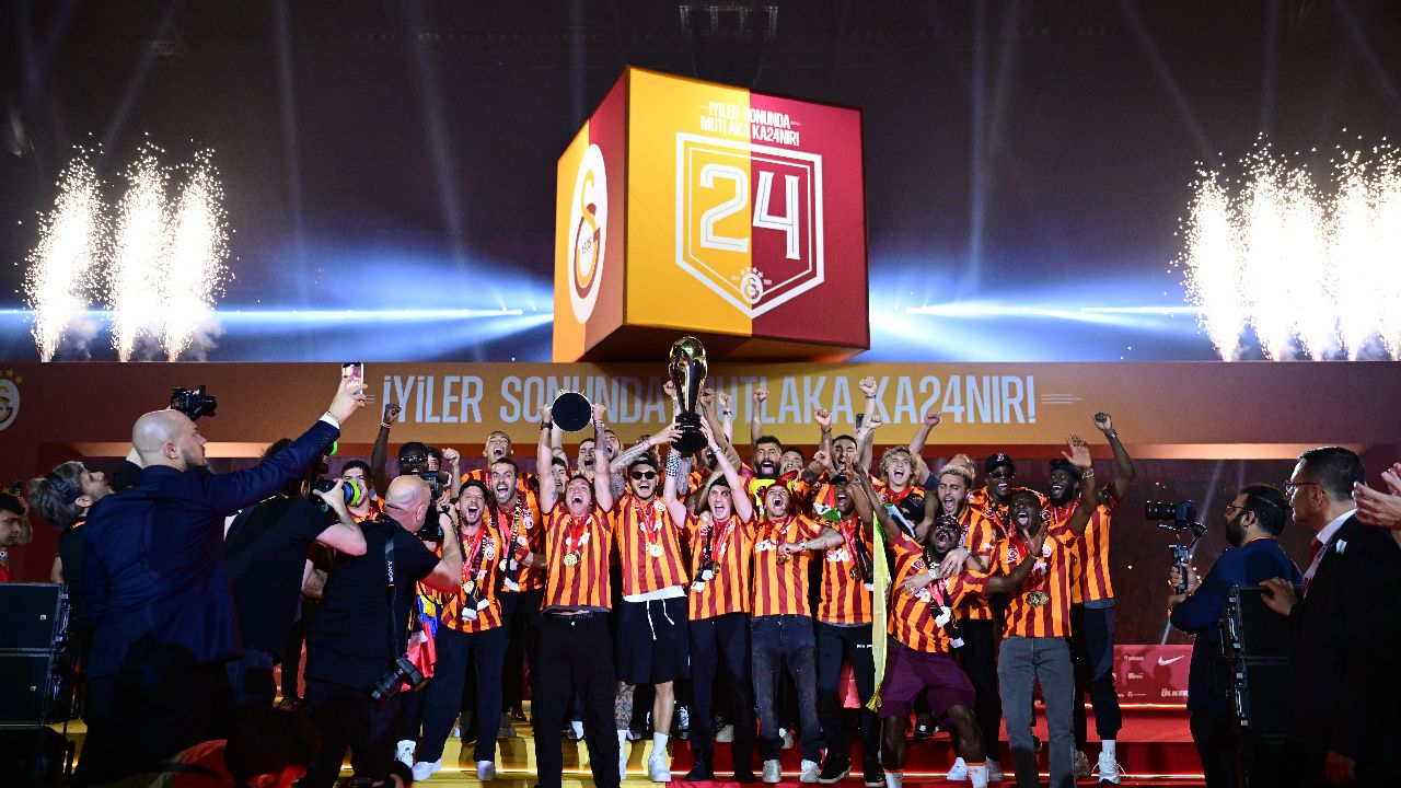 Süper Lig şampiyonu Galatasaray'dan üç kupalı kutlama